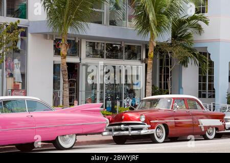 Pink Cadillac auf der Collins Avenue, Miami Beach, Florida, USA Stockfoto