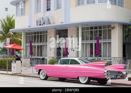 Pink Cadillac & Marlin Hotel an der Collins Avenue, Miami Beach, Florida, USA Stockfoto