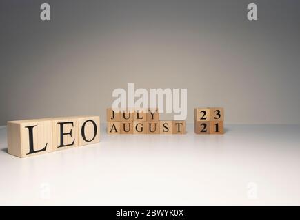 Leo Wort auf Holzwürfeln auf weißem Hintergrund. Stockfoto