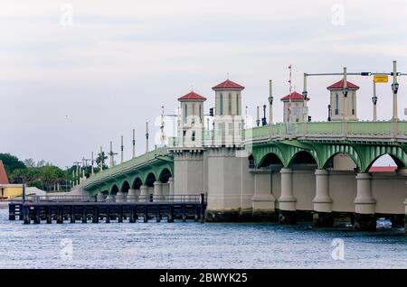 Die Brücke der Löwen ist abgebildet, 10. April 2015, in St. Augustine, Florida. Die Brücke der Löwen ist eine zweiblättrige Baskule-Brücke. Stockfoto