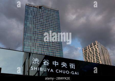 Shibuya Scramble Square und Shibuya Stream ragen über einem Schild zur Shibuya Central Street auf. Shibuya, Tokio, Japan. Stockfoto