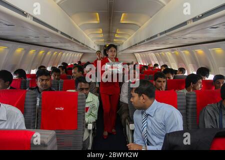 Ein Kabinenpersonal serviert Essen in einem Best Airways Flugzeug. Bangladesch Stockfoto
