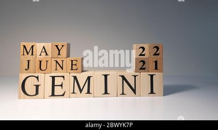 Gemini Wort auf Holzwürfeln auf weißem Hintergrund. Stockfoto