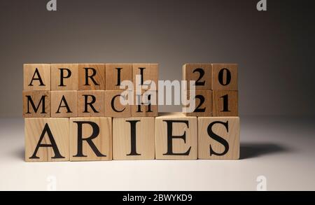 Widder-Wort auf Holzwürfeln auf weißem Hintergrund. Stockfoto
