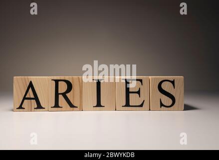 Widder-Wort auf Holzwürfeln auf weißem Hintergrund. Stockfoto