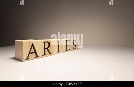Widder-Wort auf Holzwürfeln auf weißem Hintergrund. Stockfoto