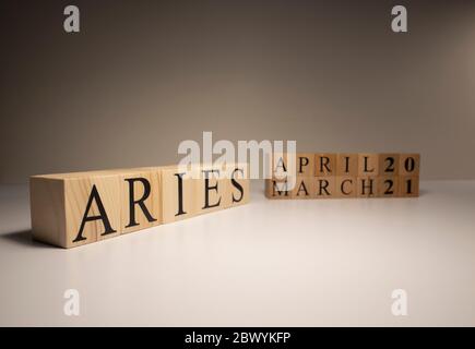 Widder-Wort auf Holzwürfeln auf weißem Hintergrund. Stockfoto