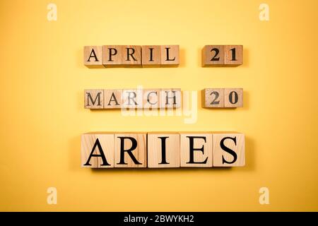 Widder-Wort auf Holzwürfeln auf weißem Hintergrund. Stockfoto