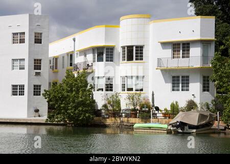 Apartments & Collins Canal, Miami Beach, Florida, USA Stockfoto