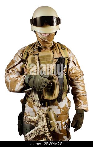 Isoliertes Foto eines voll ausgestatteten Soldaten in Uniform, Rüstung, Helm und Brille stehend und Weste halten. Stockfoto