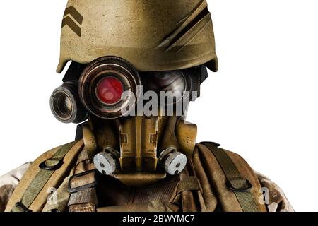 Isoliertes Foto eines futuristischen Roboter Soldaten Porträt in Helm und Rüstung auf weißem Hintergrund stehen. Stockfoto