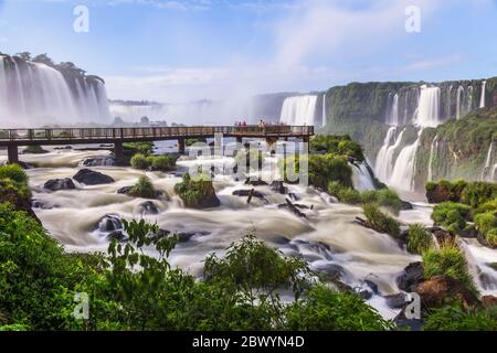 Beeindruckende Aussicht auf die Iguazu Wasserfälle an der Grenze zu Brasilien und Argentinien Stockfoto