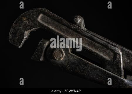 Foto eines alten verstellbaren Schraubenschlüssels Nahaufnahme Foto auf schwarzem Hintergrund. Stockfoto
