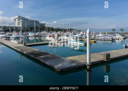 Kota Kinabalu, Sabah, Malaysia - 24. Januar 2018 : Luxusboote und Yachten in einem Sutera Hafen, Kota Kinabalu, Sabah Borneo mit klarem blauen Himmel. Stockfoto