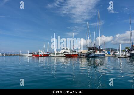 Kota Kinabalu, Sabah, Malaysia - 24. Januar 2018 : Luxusboote und Yachten in einem Sutera Hafen, Kota Kinabalu, Sabah Borneo mit klarem blauen Himmel. Stockfoto