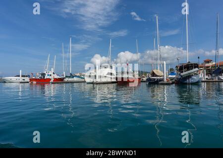 Kota Kinabalu, Sabah, Malaysia - 24. Januar 2018 : Luxusboote und Yachten in einem Sutera Hafen, Kota Kinabalu, Sabah Borneo mit klarem blauen Himmel. Stockfoto