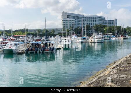 Kota Kinabalu, Sabah, Malaysia - 24. Januar 2018 : Luxusboote und Yachten in einem Sutera Hafen, Kota Kinabalu, Sabah Borneo mit klarem blauen Himmel. Stockfoto