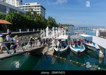 Kota Kinabalu, Sabah, Malaysia - 24. Januar 2018 : Luxusboote und Yachten in einem Sutera Hafen, Kota Kinabalu, Sabah Borneo mit klarem blauen Himmel. Stockfoto