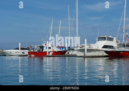 Kota Kinabalu, Sabah, Malaysia - 24. Januar 2018 : Luxusboote und Yachten in einem Sutera Hafen, Kota Kinabalu, Sabah Borneo mit klarem blauen Himmel. Stockfoto