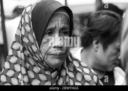 Tuaran, Sabah, Malaysia-Januar 25,2018: Foto von Portraits ältere malaysische muslimische Frauen auf der Straße in Tuaran, Sabah, Ma Stockfoto