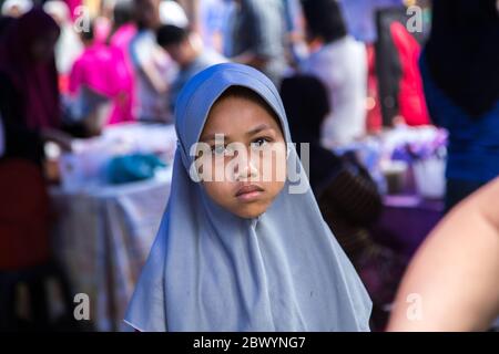 Tuaran, Sabah, Malaysia-Januar 25,2018: Foto-Ansicht von Porträts malaysische muslimische junge Dame Kind Bild auf der Straße auf Tuaran Stadt, Sabah, Stockfoto