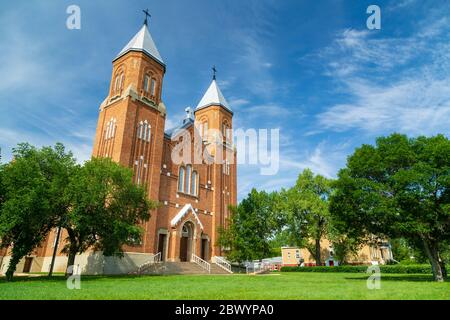 Die Pfarrkirche Notre Dame d’Auvergne ist ein städtisches Kulturerbe in der Stadt Ponteix, Saskatchewan, Kanada. Stockfoto