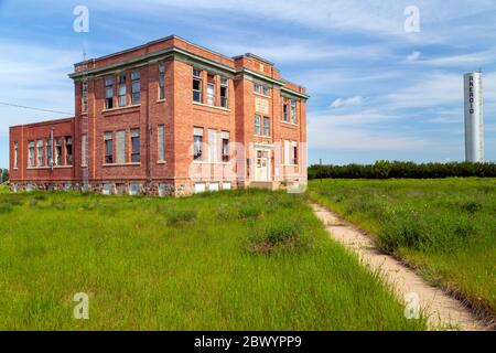 Aneroid, Saskatchewan, Kanada - 7. August 2019: Alte verlassene öffentliche Schule in der kleinen Gemeinde Aneroid, Saskatchewan, Kanada. Die zweistöckige, b Stockfoto