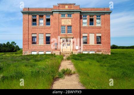 Aneroid, Saskatchewan, Kanada - 7. August 2019: Alte verlassene öffentliche Schule in der kleinen Gemeinde Aneroid, Saskatchewan, Kanada. Die zweistöckige, b Stockfoto