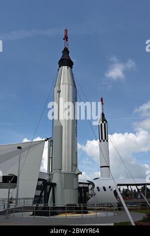 Kennedy Space Center, Merritt Island, Florida - 30. Mai 2020 - Historische Raketen auf dem Besucherzentrum am Morgen des NASA SpaceX-Starts. Stockfoto