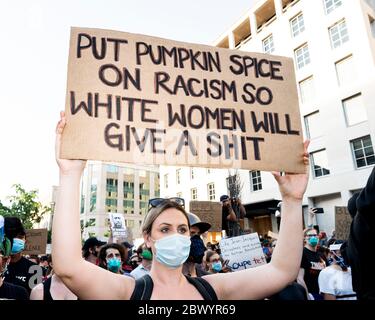 Washington, DC, USA. Juni 2020. 3. Juni 2020 - Washington, DC, USA: Friedlicher Protest vor der St. John's Episcopal Church gegen den Tod von George Floyd. Quelle: Michael Brochstein/ZUMA Wire/Alamy Live News Stockfoto