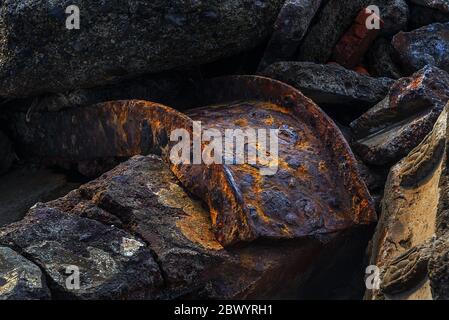 Urbaner Verfall. Metallbalken gegen Stein gebogen, wird in eine organische Struktur durch die Wirkung der Flut. Stockfoto