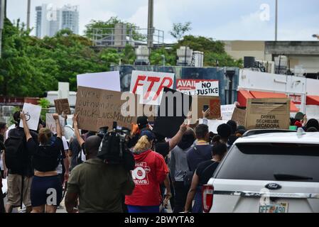 Miami, FL, USA. Juni 2020. Demonstranten werden gesehen, wie sie Zeichen halten und marschieren, während sie den Verkehr gegen Polizeibrutalität und den jüngsten Tod von George Floyd vor dem Staatsanwalt für Miami-Dade County in Florida Büro Katherine Fernandez Rundle, Wynwood District und Overtown Historic District am 02. Juni 2020 in Miami, Florida, stilllegen. Proteste werden weiterhin in allen 50 Staaten und Städten im ganzen Land über den Tod von George Floyd, der während der Polizeigewahrsam in Minneapolis am 25. Mai getötet wurde, gehalten. Kredit: Mpi10/Media Punch/Alamy Live News Stockfoto