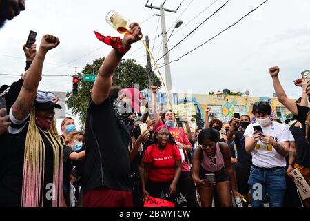 Miami, FL, USA. Juni 2020. Demonstranten werden gesehen, wie sie Zeichen halten und marschieren, während sie den Verkehr gegen Polizeibrutalität und den jüngsten Tod von George Floyd vor dem Staatsanwalt für Miami-Dade County in Florida Büro Katherine Fernandez Rundle, Wynwood District und Overtown Historic District am 02. Juni 2020 in Miami, Florida, stilllegen. Proteste werden weiterhin in allen 50 Staaten und Städten im ganzen Land über den Tod von George Floyd, der während der Polizeigewahrsam in Minneapolis am 25. Mai getötet wurde, gehalten. Kredit: Mpi10/Media Punch/Alamy Live News Stockfoto