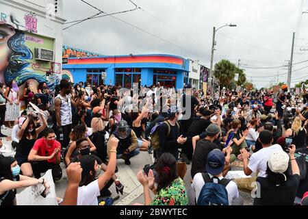 Miami, FL, USA. Juni 2020. Demonstranten werden gesehen, wie sie Zeichen halten und marschieren, während sie den Verkehr gegen Polizeibrutalität und den jüngsten Tod von George Floyd vor dem Staatsanwalt für Miami-Dade County in Florida Büro Katherine Fernandez Rundle, Wynwood District und Overtown Historic District am 02. Juni 2020 in Miami, Florida, stilllegen. Proteste werden weiterhin in allen 50 Staaten und Städten im ganzen Land über den Tod von George Floyd, der während der Polizeigewahrsam in Minneapolis am 25. Mai getötet wurde, gehalten. Kredit: Mpi10/Media Punch/Alamy Live News Stockfoto