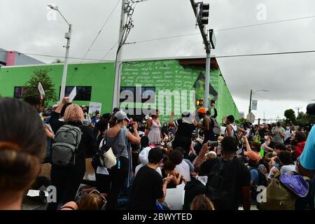 Miami, FL, USA. Juni 2020. Demonstranten werden gesehen, wie sie Zeichen halten und marschieren, während sie den Verkehr gegen Polizeibrutalität und den jüngsten Tod von George Floyd vor dem Staatsanwalt für Miami-Dade County in Florida Büro Katherine Fernandez Rundle, Wynwood District und Overtown Historic District am 02. Juni 2020 in Miami, Florida, stilllegen. Proteste werden weiterhin in allen 50 Staaten und Städten im ganzen Land über den Tod von George Floyd, der während der Polizeigewahrsam in Minneapolis am 25. Mai getötet wurde, gehalten. Kredit: Mpi10/Media Punch/Alamy Live News Stockfoto