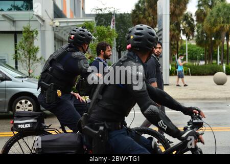 MIAMI, FL - Juni 02: Polizeibeamte werden gesehen, wie sie den Demonstranten folgen, während sie Zeichen halten und marschieren, während sie den Verkehr gegen Polizeibrutalität und den jüngsten Tod von George Floyd vor dem Staatsanwalt für Miami-Dade County in Florida Büro Katherine Fernandez Rundle schließen, Wynwood District und Overtown Historic District am 02. Juni 2020 in Miami, Florida. Proteste werden weiterhin in allen 50 Staaten und Städten im ganzen Land über den Tod von George Floyd, der während der Polizeigewahrsam in Minneapolis am 25. Mai getötet wurde, gehalten. Quelle: MPI10/MediaPunch Stockfoto