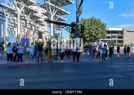 Las Vegas, USA. Juni 2020. Schwarze Leben sind wichtig Protestierende treffen sich am 03. Juni 2020 mit der Polizei im Rathaus von Las Vegas in Las Vegas, Nevada. Kredit: Damairs Carter/Media Punch/Alamy Live News Stockfoto