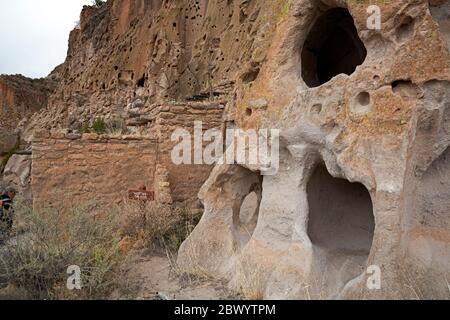 NM00455-00...NEW MEXICO - Klippenwohnungen, die von den Vorfahren Pueblo in den weichen Stein ausgegraben oder vergrößert wurden, wurden dann in den Hügel von Bandeli gebaut Stockfoto