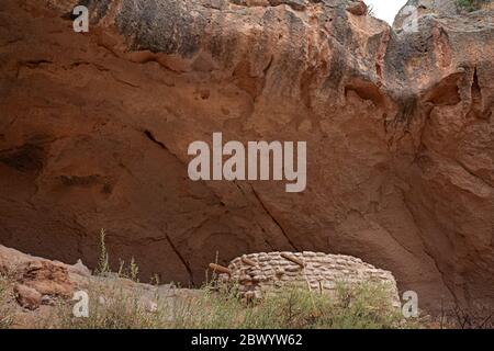 NM00469-00...NEW MEXICO - EINE Kiva im Alkovenhaus, das von den alten Pueblo-Leuten benutzt wurde, jetzt erhalten im Bandelier National Monument. Stockfoto