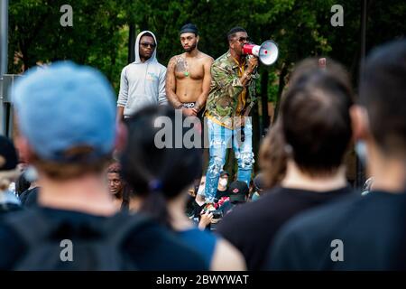 Philadelphia, PA / USA. Hunderte von Philadelphianern trotzten der Ausgangssperre, nachdem sie durch die Innenstadt marschierten. Juni 03 2020. Quelle: Christopher Evens / Alamy Live News Stockfoto