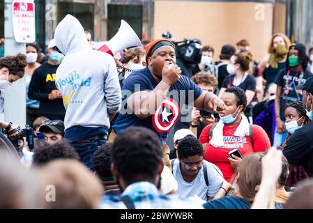 Philadelphia, PA / USA. Hunderte von Philadelphianern trotzten der Ausgangssperre, nachdem sie durch die Innenstadt marschierten. Juni 03 2020. Quelle: Christopher Evens / Alamy Live News Stockfoto