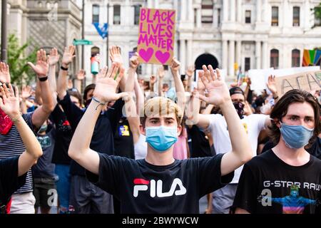 Philadelphia, PA / USA. Hunderte von Philadelphianern trotzten der Ausgangssperre, nachdem sie durch die Innenstadt marschierten. Juni 03 2020. Quelle: Christopher Evens / Alamy Live News Stockfoto