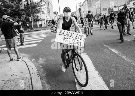 Philadelphia, PA / USA. Hunderte von Philadelphianern trotzten der Ausgangssperre, nachdem sie durch die Innenstadt marschierten. Juni 03 2020. Quelle: Christopher Evens / Alamy Live News Stockfoto