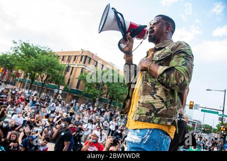 Philadelphia, PA / USA. Hunderte von Philadelphianern trotzten der Ausgangssperre, nachdem sie durch die Innenstadt marschierten. Juni 03 2020. Quelle: Christopher Evens / Alamy Live News Stockfoto