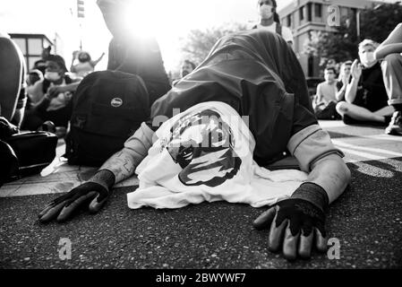 Philadelphia, PA / USA. Hunderte von Philadelphianern trotzten der Ausgangssperre, nachdem sie durch die Innenstadt marschierten. Juni 03 2020. Quelle: Christopher Evens / Alamy Live News Stockfoto