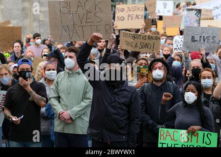 Southampton, Großbritannien. Juni 2020. Protestierende, die Gesichtsmasken tragen, halten während einer friedlichen Demonstration Plakate.Protestierende versammelten sich in der Guildhall in Southampton, als Teil eines weltweiten Black Lives Matter solidaritätsmarsches, der von den Aktivisten der Southampton University organisiert wurde, um Unterdrückung und Polizeibrutalität gegen Minderheiten zu demonstrieren. Quelle: SOPA Images Limited/Alamy Live News Stockfoto