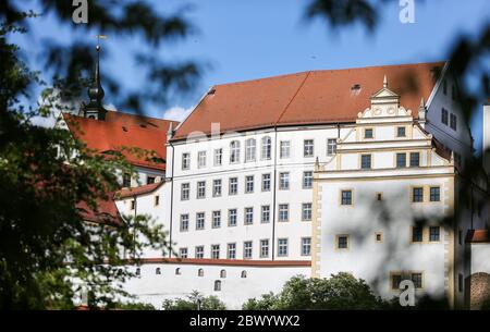 Colditz, Deutschland. Juni 2020. Blick auf die Burg Colditz. Das 'Schloss Colditz' ist international bekannt: Während des Zweiten Weltkriegs befand sich hier das Kriegsgefangenenlager für Offiziere 'Oflag IV-C'. Die spektakulären und manchmal erfolgreichen Fluchtversuche der Insassen sind längst zu Legenden geworden. Mehr als 10,000 Briten besuchen das Museum auf Schloss Colditz jedes Jahr. Heute beherbergt das Gebäude neben dem Museum eine Jugendherberge. Quelle: Jan Woitas/dpa-Zentralbild/dpa/Alamy Live News Stockfoto