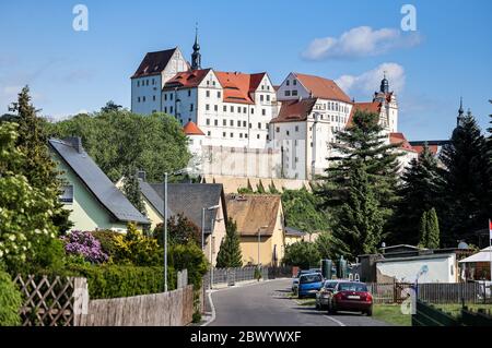 Colditz, Deutschland. Juni 2020. Blick auf die Burg Colditz. Das 'Schloss Colditz' ist international bekannt: Während des Zweiten Weltkriegs befand sich hier das Kriegsgefangenenlager für Offiziere 'Oflag IV-C'. Die spektakulären und manchmal erfolgreichen Fluchtversuche der Insassen sind längst zu Legenden geworden. Mehr als 10,000 Briten besuchen das Museum auf Schloss Colditz jedes Jahr. Heute beherbergt das Gebäude neben dem Museum eine Jugendherberge. Quelle: Jan Woitas/dpa-Zentralbild/dpa/Alamy Live News Stockfoto