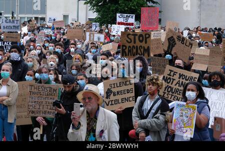 Southampton, Großbritannien. Juni 2020. Während einer friedlichen Demonstration halten Demonstranten Plakate mit Gesichtsmasken.Demonstranten versammelten sich in der Guildhall in Southampton, als Teil eines weltweiten Black Lives Matter solidaritätsmarsches, der von den BLM-Aktivisten der Universität Southampton organisiert wurde, um Unterdrückung und Polizeibrutalität gegen Minderheiten zu demonstrieren. Quelle: SOPA Images Limited/Alamy Live News Stockfoto