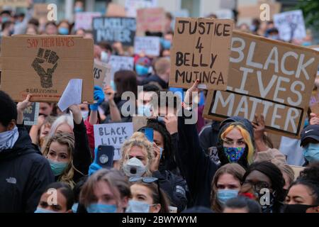 Southampton, Großbritannien. Juni 2020. Während einer friedlichen Demonstration halten Demonstranten Plakate mit Gesichtsmasken.Demonstranten versammelten sich in der Guildhall in Southampton, als Teil eines weltweiten Black Lives Matter solidaritätsmarsches, der von den BLM-Aktivisten der Universität Southampton organisiert wurde, um Unterdrückung und Polizeibrutalität gegen Minderheiten zu demonstrieren. Quelle: SOPA Images Limited/Alamy Live News Stockfoto